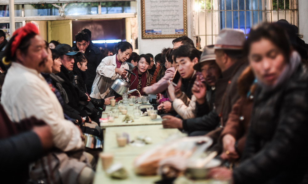 西藏拉萨八廓街老甜茶馆里喝早茶的市民。普布扎西 摄.jpg