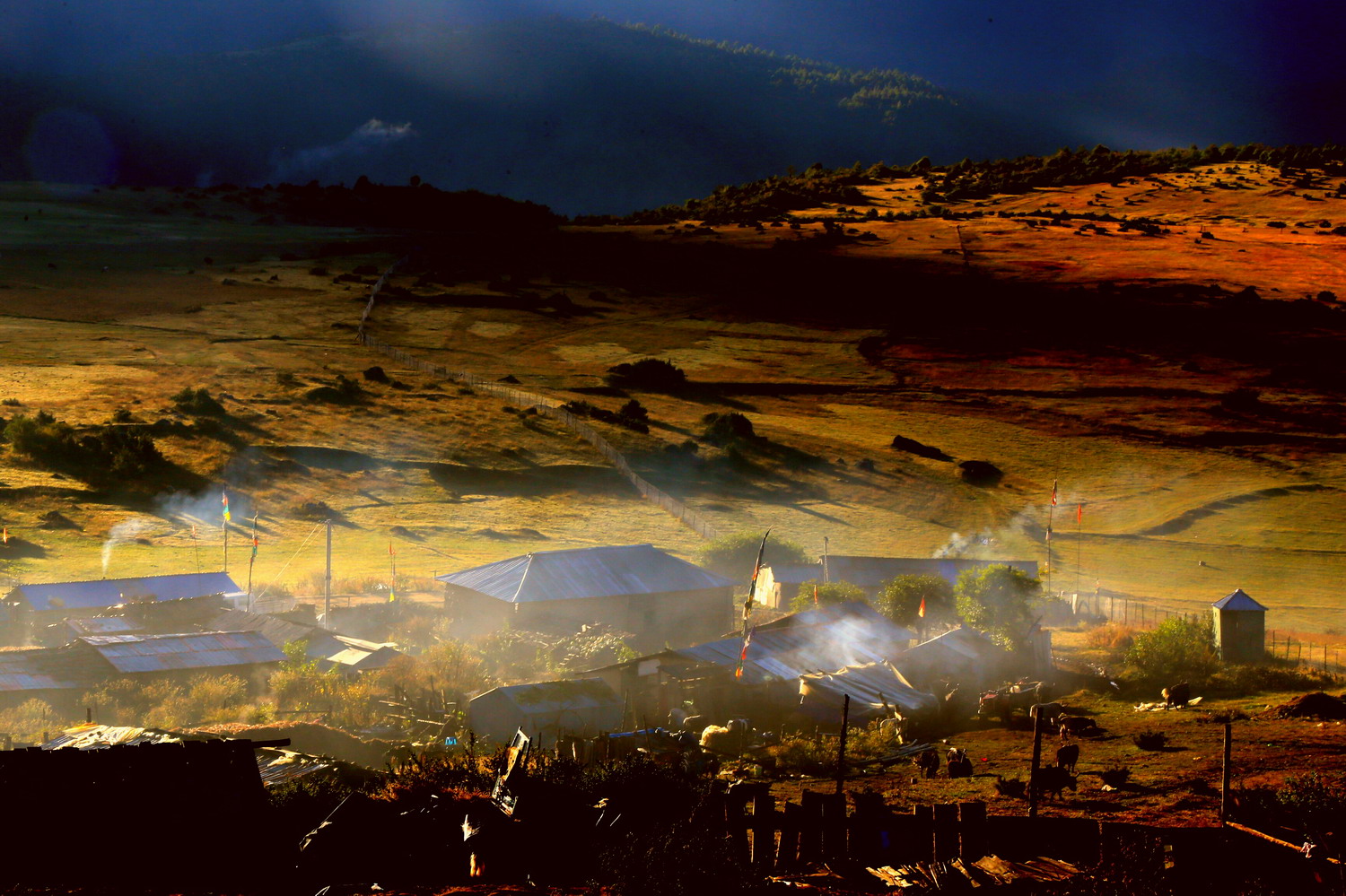 清晨炊烟升起的西藏小村庄。云鼎子疯 摄.jpg