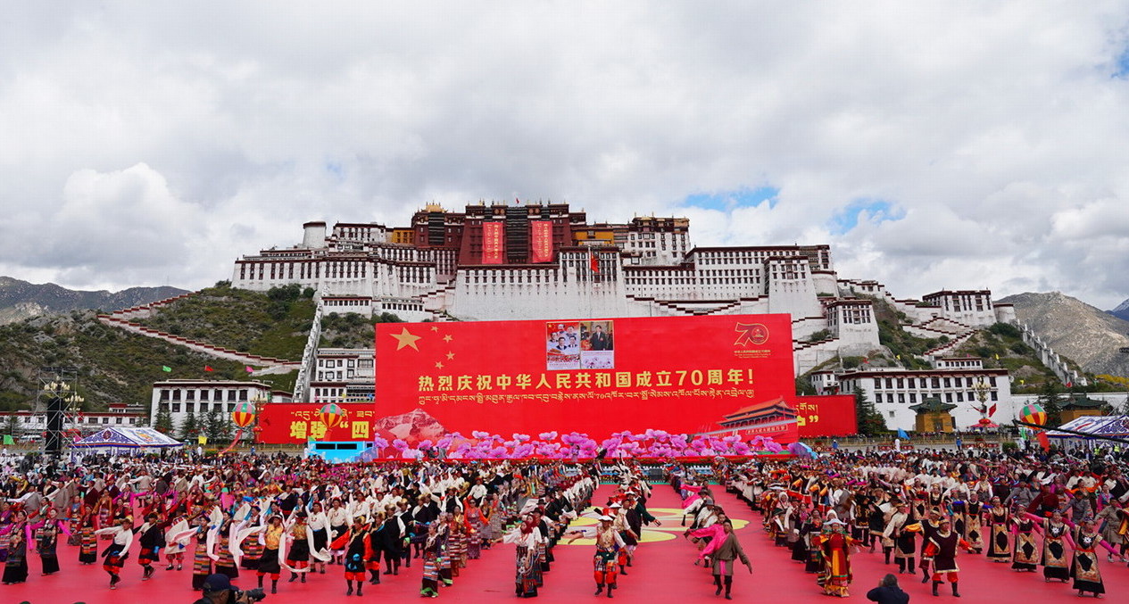 9月29日上午，西藏自治区以千人锅庄的形式，表达对党的无限热爱和对祖国母亲的深深祝福。王淑 摄.JPG