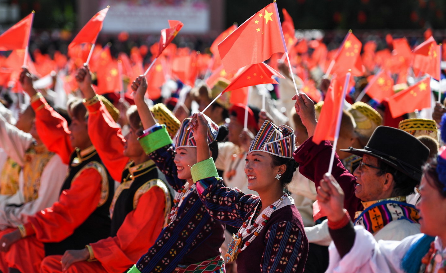 西藏各族各界群众挥动手中的国旗，共同庆祝中华人民共和国成立70周年。何蓬磊  摄.jpg