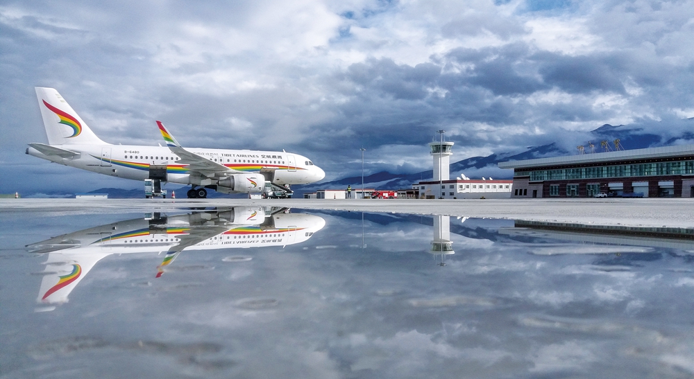2020年7月1日，西藏阿里昆莎机场通航10周年，一架停泊在阿里昆莎机场的客机。.jpg