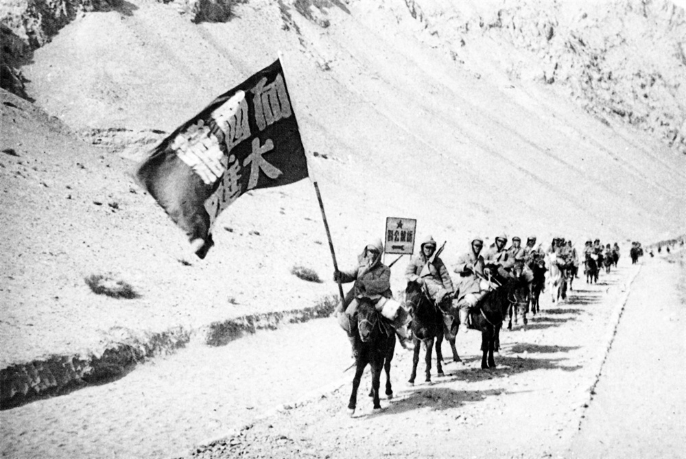 1950年，从新疆出发的“进藏先遣连”高举红旗向西藏阿里进军。图：崔粉亚提供.jpg