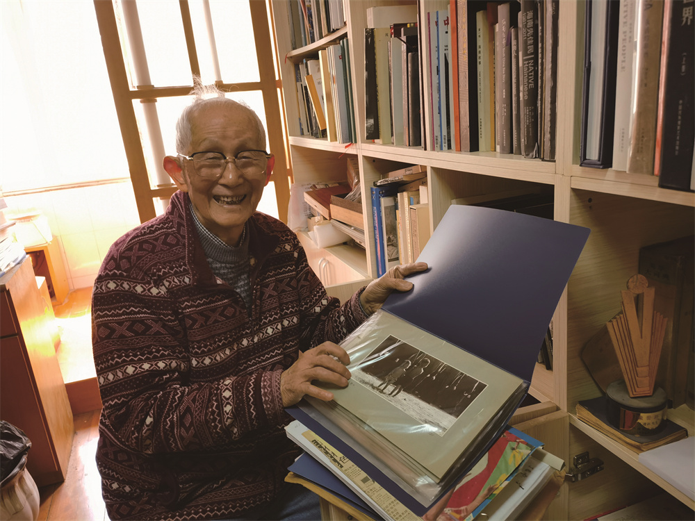 2025�?3�?21日，丁遵新先生在书房翻看摄影作品。邱�? �?.jpg