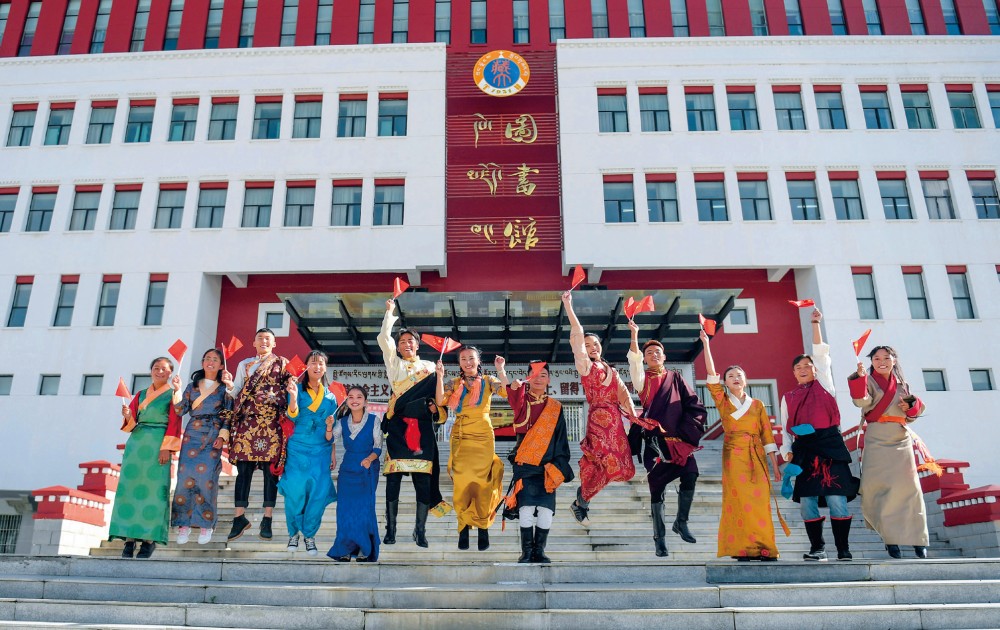西藏大学新校区图书馆前，大学生欢呼�?�晋美多�? �?.jpg
